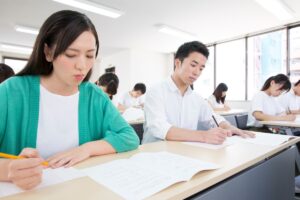 講習会場で修了試験を受ける受講者