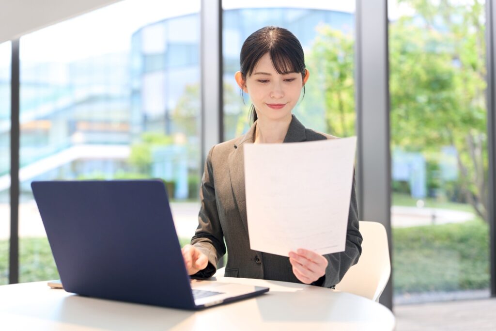 修了証を確認する事務担当者