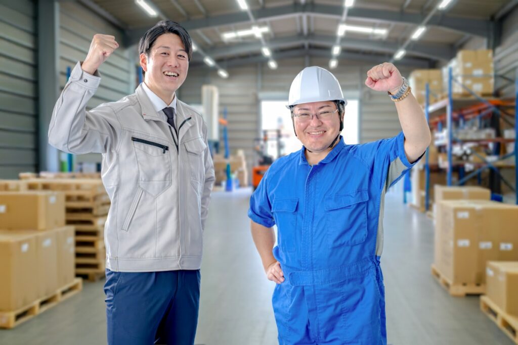 工場の製造ラインで働く人