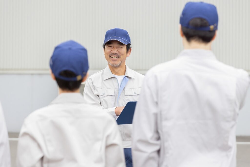 朝礼で管理者が1日の確認を行う