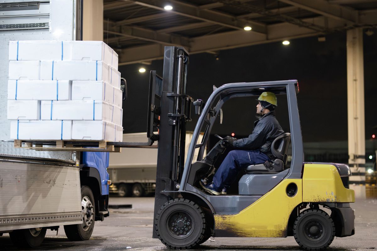 フォークリフトでトレーラーに荷物を運ぶ